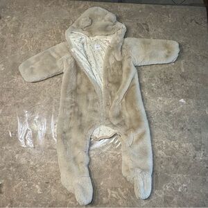 Zara Baby unisex Teddy light beige Sherpa buttoned One-Piece
Hooded
9-12 months